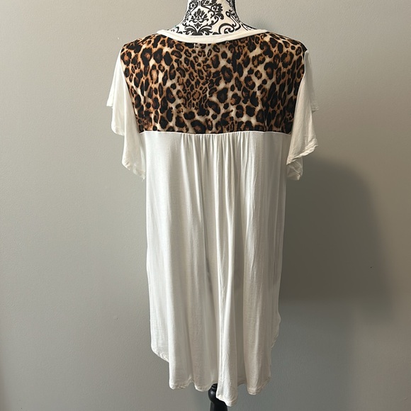 NWOT. Woman’s cap sleeve t-shirt in cream with predator print neckline. - Picture 6 of 8